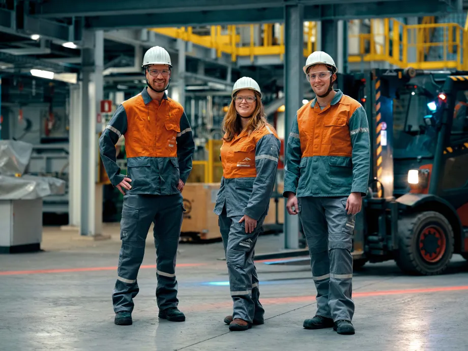3 medewerkers in veiligheidskledij
